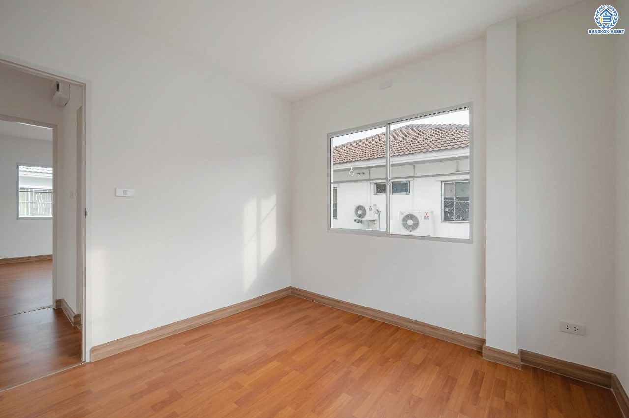 บ้านมือสองตกแต่งใหม่ คุณภาพแบรนด์ LH โครงการ ชัยพฤกษ์ ราชพฤกษ์-แจ้งวัฒนะ เนื้อที่ 66 ตร.ว. ฟังก์ชัน 3 ห้องนอน 3 ห้องน้ำ 2 ที่จอดรถ ภายในตกแต่งหรูหรา บนทำเลติดถนนราชพฤกษ์ เชื่อมสู่แจ้งวัฒนะได้อย่างรวดเร็ว ใกล้รถไฟฟ้าสายสีชมพู "ปากเกร็ด" จุดขึ้นทางด่วน "แจ้งวัฒนะ" โรบินสัน ไลฟ์สไตล์ ราชพฤกษ์ และ โลตัส นอร์ธราชพฤกษ์